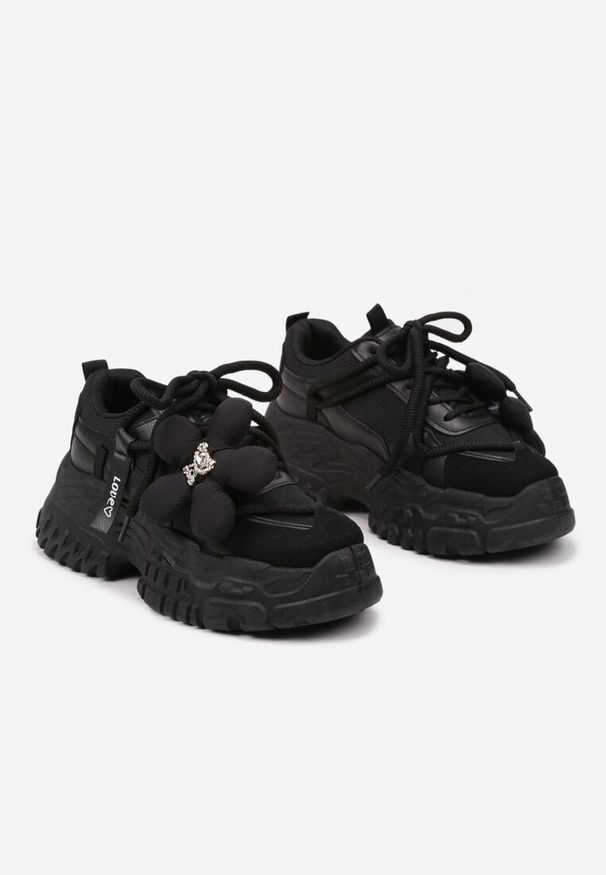 Born2be - Czarne Sneakersy na Grubej Podeszwie z Podwójnymi Sznurówkami i Kwiatową Aplikacją Maretina. Nosek buta: okrągły. Zapięcie: sznurówki. Kolor: czarny. Materiał: materiał. Wzór: aplikacja, kwiaty. Obcas: na obcasie. Wysokość obcasa: niski