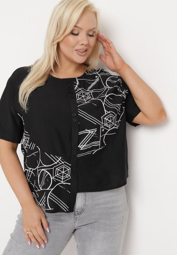 Born2be - Czarna Bawełniana Bluzka T-shirt z Krótkim Rękawem z Nadrukiem i Guzikami Fiomara. Okazja: do pracy. Kolor: czarny. Materiał: bawełna. Długość rękawa: krótki rękaw. Długość: krótkie. Wzór: nadruk