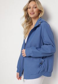 Born2be - Niebieska Kurtka Parka o Pudełkowym Kroju ze Ściągaczem w Talii i Kapturem Sesoliena. Okazja: na co dzień, na spacer. Kolor: niebieski. Materiał: jeans. Długość rękawa: długi rękaw. Długość: długie. Styl: casual, elegancki