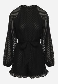 Born2be - Czarny Kombinezon z Tkaniny Plumeti z Bufiastymi Rękawami i Krótkimi Nogawkami Dolene. Okazja: na co dzień. Kolor: czarny. Materiał: tkanina. Długość: krótkie. Styl: casual, elegancki #7