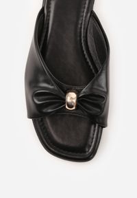 Born2be - Czarne Płaskie Klapki z Metaliczną Aplikacją na Marszczonym Pasku Lilaya. Okazja: na co dzień. Kolor: czarny. Materiał: len. Wzór: aplikacja. Styl: elegancki, casual #7