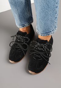Renee - Czarne Sneakersy Ozdobione Podwójnym Sznurowaniem Lirania. Okazja: na co dzień. Zapięcie: sznurówki. Kolor: czarny. Materiał: jeans. Wzór: aplikacja. Obcas: na obcasie. Wysokość obcasa: niski