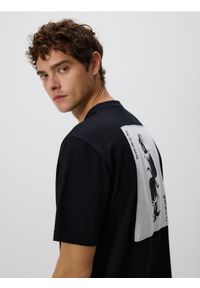 Reserved - T-shirt relaxed z nadrukiem na plecach - czarny. Kolor: czarny. Materiał: dzianina, bawełna. Wzór: nadruk