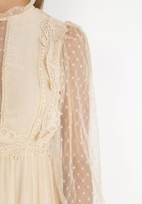 Born2be - Beżowa Rozkloszowana Sukienka z Ozdobnymi Tiulowymi Wstawkami Revisa. Typ kołnierza: kołnierz z falbankami. Kolor: beżowy. Materiał: tiul. Wzór: aplikacja. Długość: maxi #5