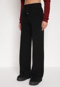 Born2be - Czarne Dzianinowe Spodnie o Szerokim Kroju ze Sznurkami Melatusa. Okazja: na co dzień. Stan: podwyższony. Kolor: czarny. Materiał: dzianina. Styl: klasyczny, casual, elegancki #1