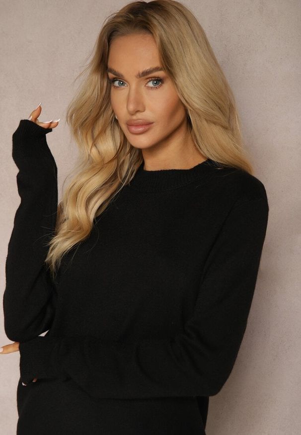 Renee - Czarny Sweter o Klasycznym Kroju z Wełną Mairissa. Okazja: na co dzień, na spotkanie biznesowe, na spacer. Kolor: czarny. Materiał: wełna. Styl: klasyczny