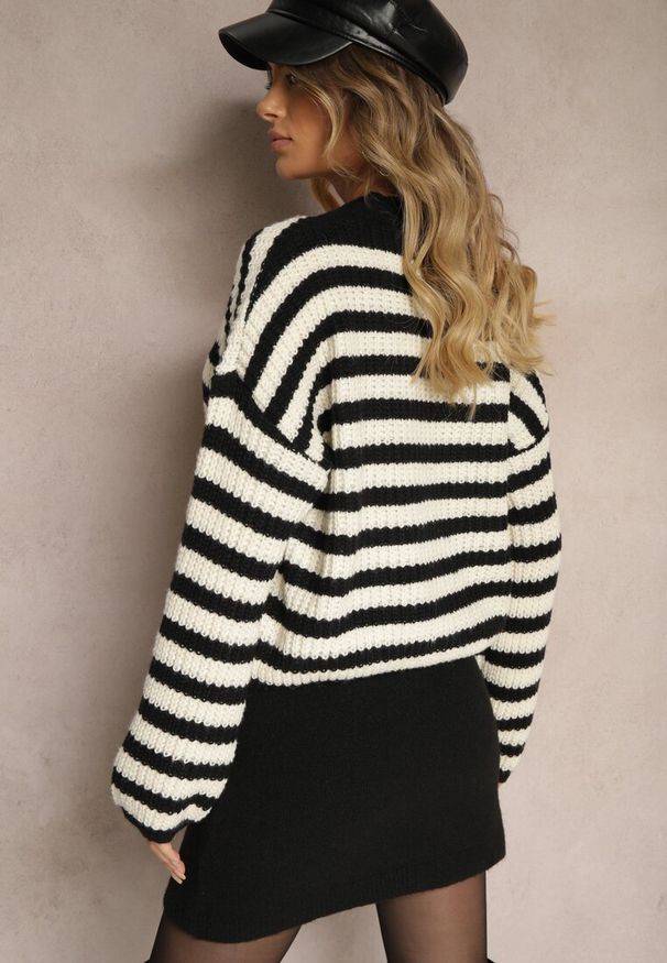 Renee - Biało-Czarny Casualowy Sweter z Bawełną Ozdobiony Paskami Zinaja. Okazja: na co dzień. Kolor: biały. Materiał: bawełna. Wzór: aplikacja. Styl: casual