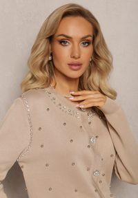 Renee - Beżowy Sweter Kardigan z Wiskozy Ozdobiony Cyrkoniami i Metalicznymi Koralikami Diomira. Kolor: beżowy. Materiał: wiskoza. Wzór: aplikacja #3