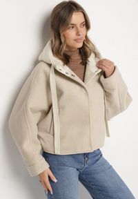 Born2be - Beżowa Przejściowa Kurtka z Rękawami Typu Nietoperz i Kapturem Alinee. Okazja: na spacer. Kolor: beżowy. Materiał: jeans. Sezon: jesień, wiosna. Styl: klasyczny