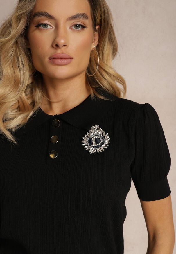 Renee - Czarna Prążkowana Bluzka Polo z Wiskozy z Naszywką i Cyrkoniami Attoa. Okazja: na co dzień, na spotkanie biznesowe, do pracy. Typ kołnierza: polo. Kolor: czarny. Materiał: prążkowany, wiskoza. Wzór: aplikacja. Styl: elegancki, biznesowy, casual