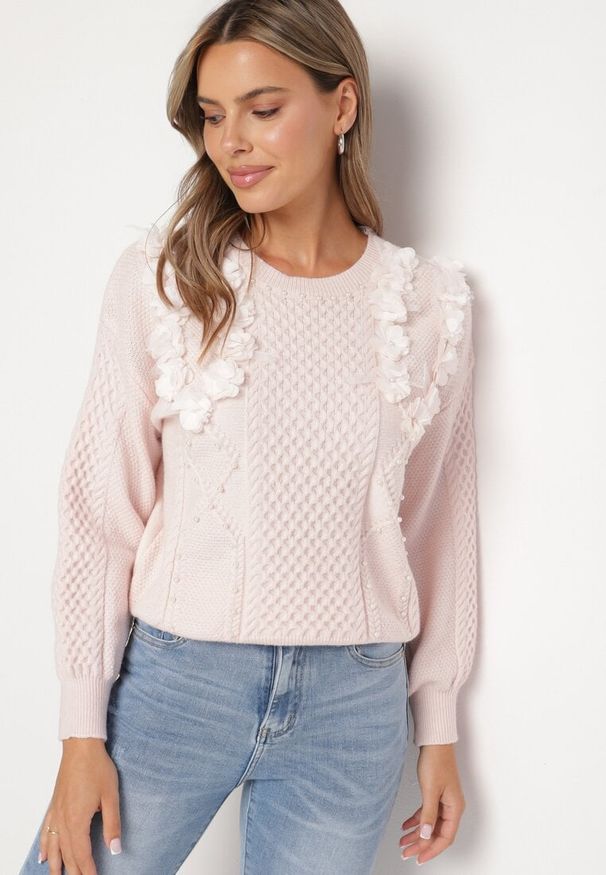 Born2be - Różowy Sweter o Prostym Kroju Zdobiony Aplikacją w Kształcie Kwiatów z Perełkami Leavirae. Okazja: na co dzień. Kolor: różowy. Materiał: jeans. Wzór: aplikacja, kwiaty. Styl: klasyczny, elegancki, casual