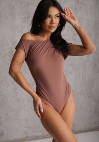Renee - Brązowe Body o Asymetrycznym Kroju z Marszczeniem Asintlia. Okazja: do pracy, na co dzień. Kolor: brązowy. Styl: elegancki, casual #1