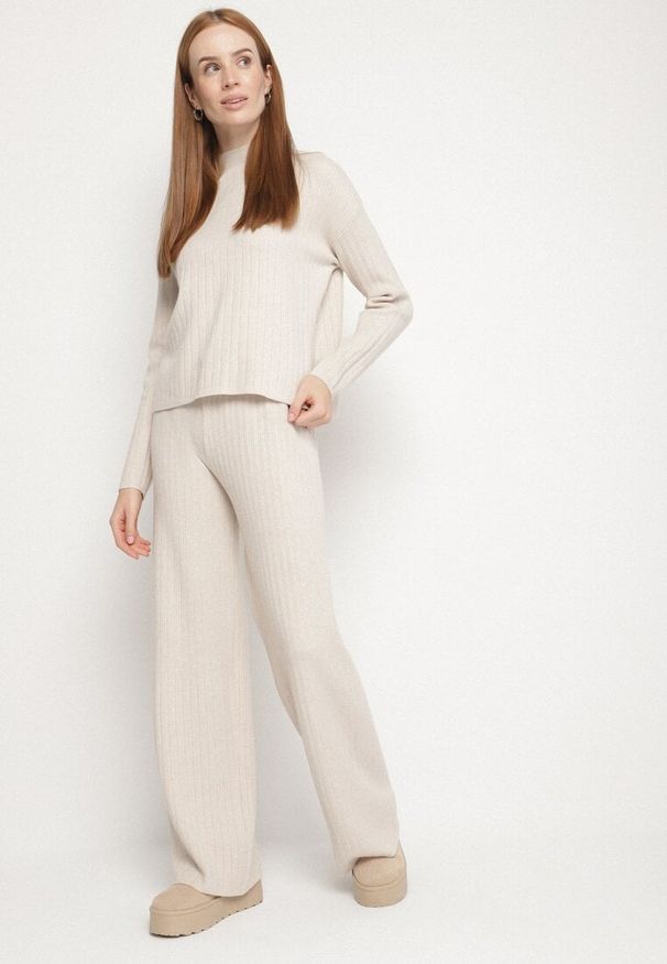 Born2be - Jasnobeżowy Prążkowany Komplet Dzianinowy Szerokie Spodnie i Sweter z Półgolfem Fenitiva. Kolor: beżowy. Materiał: dzianina, prążkowany