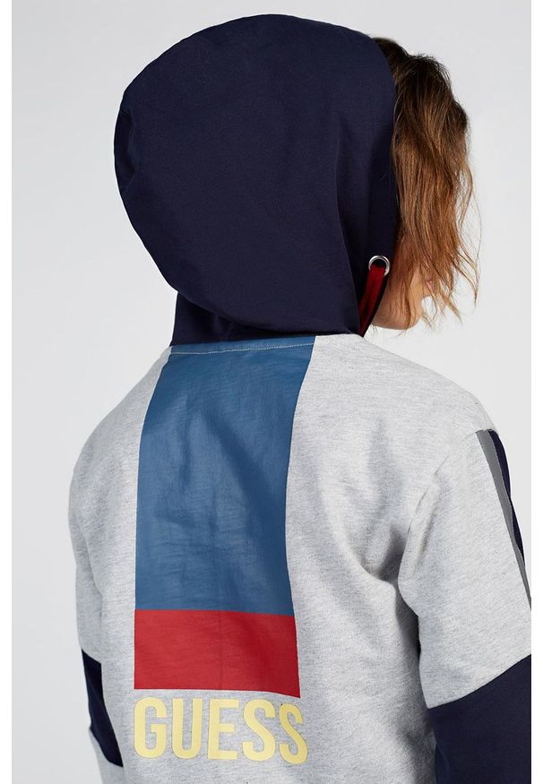 Guess - Bluza dziecięca. Okazja: na co dzień. Typ kołnierza: kaptur. Kolor: niebieski. Styl: casual