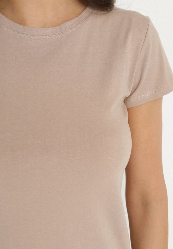 Born2be - Jasnobeżowy Bawełniany Klasyczny T-shirt Lunolia. Okazja: na co dzień. Kolor: beżowy. Materiał: bawełna. Wzór: gładki. Styl: klasyczny