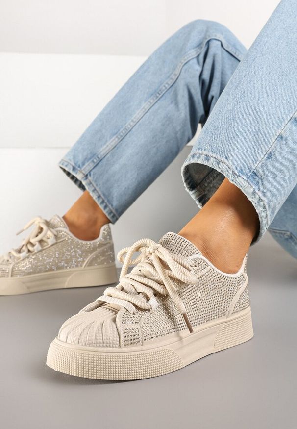 Born2be - Beżowe Sneakersy Ozdobione Cyrkoniami i Tłoczonym Noskiem Calreis. Okazja: na co dzień. Kolor: beżowy. Materiał: jeans. Wzór: aplikacja. Obcas: na płaskiej podeszwie