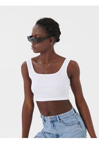 Sinsay - Crop top w prążki - biały. Kolor: biały. Materiał: włókno, prążkowany, bawełna. Wzór: prążki