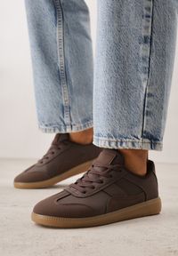 Renee - Brązowe Sneakersy VICES w Stylu Kultowych Tenisówek z Łączonych Materiałów Azivina. Okazja: na co dzień, na imprezę. Kolor: brązowy. Materiał: materiał #6