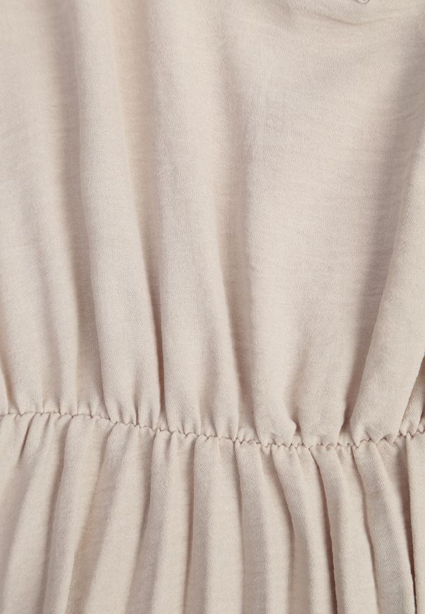 Renee - Beżowa Rozkloszowana Sukienka z Plisami i Dekoltem w V Rissari. Okazja: na imprezę. Typ kołnierza: dekolt w kształcie V. Kolor: beżowy. Materiał: skóra. Długość rękawa: krótki rękaw