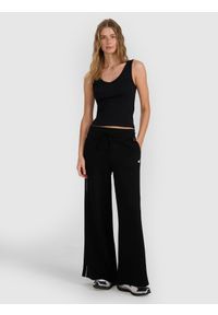 4f - 4F Top slim z prążkowanej dzianiny damski - czarny S. Typ kołnierza: dekolt w serek. Kolor: czarny. Materiał: prążkowany, dzianina. Długość rękawa: na ramiączkach. Wzór: prążki #2