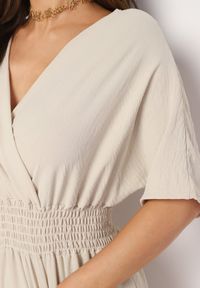 Born2be - Beżowy Kombinezon z Zakładkowym Dekoltem i Gumką w Talii Belandrea. Okazja: na co dzień. Kolor: beżowy. Materiał: jeans. Długość rękawa: krótki rękaw. Długość: krótkie. Sezon: lato. Styl: elegancki, casual, sportowy #6