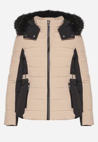 Born2be - Ciemnobeżowa Pikowana Kurtka o Taliowanym Kroju z Kapturem i Futerkiem Saginia. Okazja: na co dzień. Typ kołnierza: kaptur. Kolor: beżowy. Materiał: futro. Długość rękawa: długi rękaw. Długość: długie. Styl: casual, elegancki #6