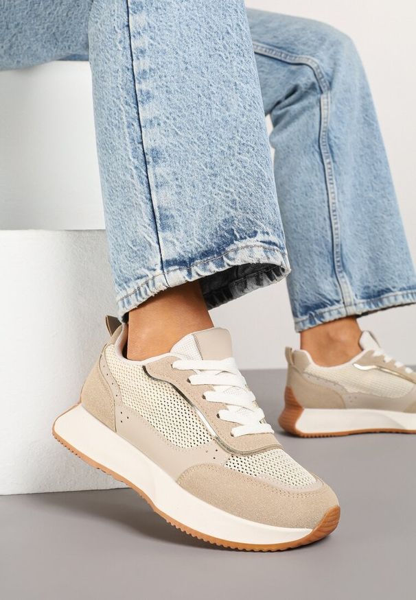 Renee - Ciemnobeżowe Sneakersy Ozdobione Geometrycznym Motywem Calgis. Okazja: na spacer, na co dzień. Nosek buta: okrągły. Zapięcie: sznurówki. Kolor: beżowy. Wzór: aplikacja, geometria. Materiał: materiał, jeans. Obcas: na obcasie. Wysokość obcasa: niski. Sport: turystyka piesza