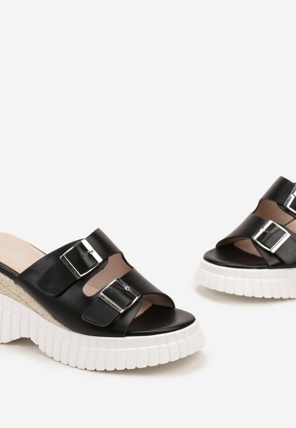 Born2be - Czarne Klapki na Koturnie Wsuwane z Klamrami przy Paseczkach Vezlira. Kolor: czarny. Sezon: lato. Obcas: na koturnie. Styl: boho, elegancki