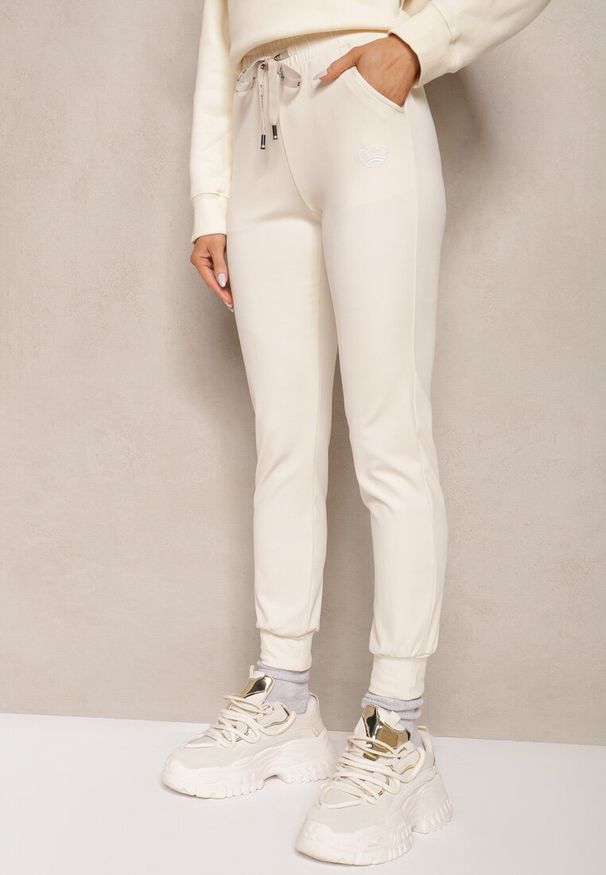 Renee - Jasnobeżowe Spodnie Dresowe z Bawełny High Waist Dopasowane Trudia. Okazja: do domu. Stan: podwyższony. Kolor: beżowy. Materiał: dresówka, bawełna. Styl: elegancki