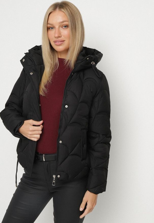 Born2be - Czarna Pikowana Kurtka z Kapturem i Bocznymi Zdobieniami Ollenea. Okazja: na spacer, na co dzień, na spotkanie biznesowe, do pracy. Typ kołnierza: kaptur. Kolor: czarny. Materiał: jeans. Wzór: aplikacja. Styl: casual, biznesowy, elegancki