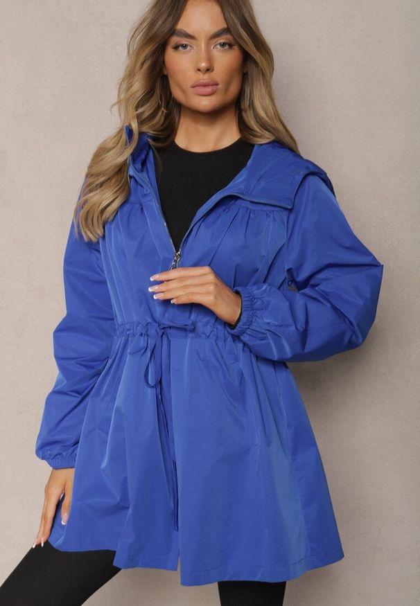 Renee - Niebieska Kurtka w Stylu Parki Wiązana w Pasie Nevithia. Okazja: na co dzień. Kolor: niebieski. Materiał: jeans, skóra. Styl: elegancki, casual
