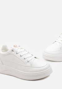 Renee - Białe Sneakersy z Ozdobną Zawieszką na Grubej Podeszwie Luarna. Kolor: biały. Obcas: na platformie #4