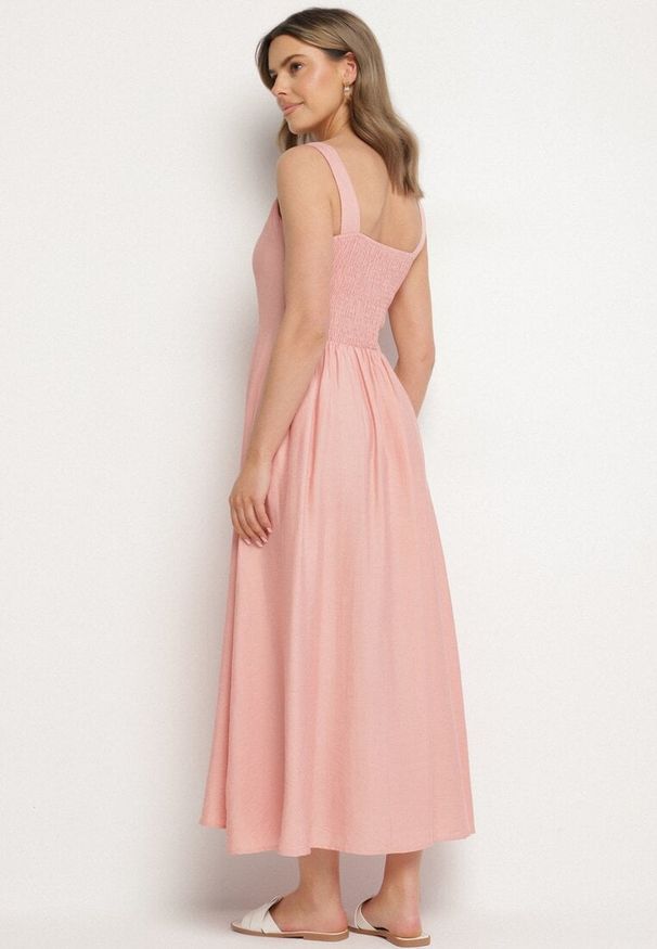 Born2be - Różowa Wiskozowa Sukienka o Rozkloszowanym Kroju z Kwadratowym Dekoltem Avmila. Typ kołnierza: dekolt kwadratowy. Kolor: różowy. Materiał: wiskoza. Styl: klasyczny