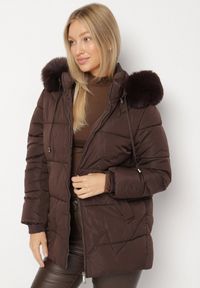 Born2be - Brązowa Pikowana Kurtka z Kapturem z Futerkiem w Klasycznym Stylu Mindrie. Okazja: na spacer, na co dzień. Typ kołnierza: kaptur. Kolor: brązowy. Materiał: futro. Wzór: aplikacja. Styl: klasyczny #4