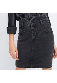 Mohito - Jeansowa spódnica z guzikami - Czarny. Kolor: czarny. Materiał: jeans #1