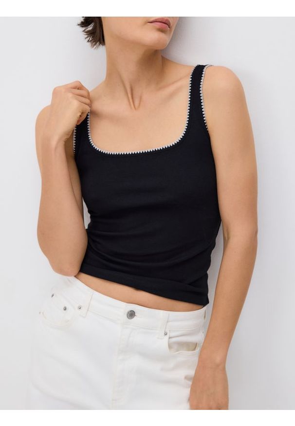 Reserved - Top z modalem - czarny. Kolor: czarny. Materiał: dzianina