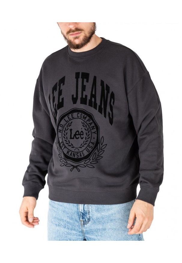 Lee - LEE CREW SEASONAL MĘSKA BLUZA KLASYCZNA LOGO NADRUK WASHED BLACK L84KRYON 112322639. Wzór: nadruk. Styl: klasyczny