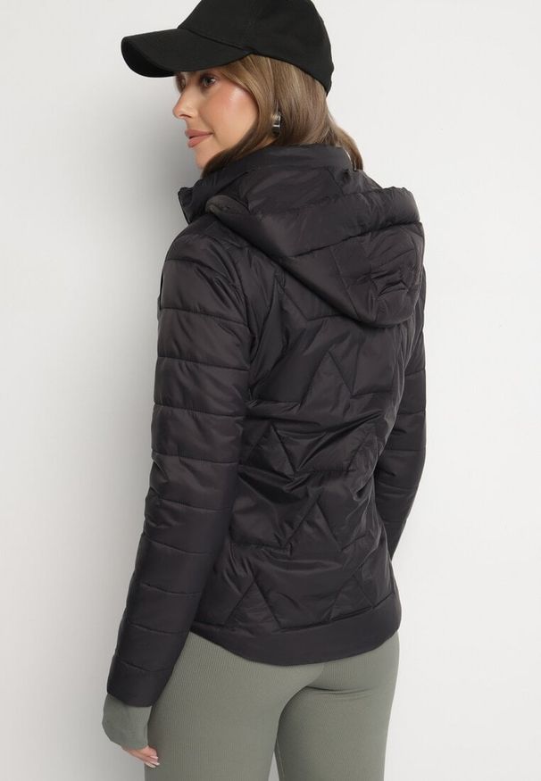 Born2be - Czarna Pikowana Kurtka z Odpinanym Kapturem Noridi. Okazja: na co dzień. Kolor: czarny. Materiał: jeans. Styl: klasyczny, casual, elegancki