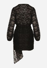 Born2be - Czarna Kopertowa Sukienka z Tkaniny Plumeti Zenorava. Typ kołnierza: dekolt w kształcie V. Kolor: czarny. Materiał: tkanina. Długość rękawa: długi rękaw. Wzór: aplikacja. Typ sukienki: kopertowe. Styl: klasyczny, elegancki #7