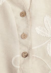 Born2be - Beżowa Koszula z Wiskozy z Haftowanymi Kwiatami Sylimeine. Okazja: na co dzień, do pracy, na spotkanie biznesowe. Kolor: beżowy. Materiał: wiskoza. Wzór: kwiaty, haft. Styl: klasyczny, casual, biznesowy, elegancki #2