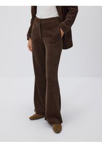 Reserved - Sztruksowe spodnie flare - ciemnobrązowy. Kolor: brązowy. Materiał: sztruks #1