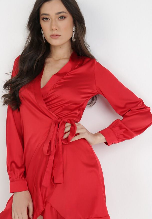 Born2be - Czerwona Sukienka Lasthine. Kolor: czerwony. Długość rękawa: długi rękaw. Wzór: motyw zwierzęcy. Typ sukienki: kopertowe. Styl: elegancki