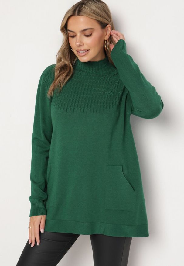 Born2be - Zielony Sweter z Półgolfem Bawełną i Kieszenią w Stylu Kangurka Emirielia. Okazja: na co dzień, na spotkanie biznesowe, do pracy. Kolor: zielony. Materiał: bawełna. Długość rękawa: długi rękaw. Długość: długie. Styl: biznesowy, elegancki, casual