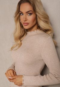 Renee - Ciemnobeżowy Sweter z Wełną przy Dekolcie Ozdobiony Falbanką Seatoria. Okazja: na co dzień. Typ kołnierza: kołnierz z falbankami. Kolor: beżowy. Materiał: wełna. Wzór: aplikacja. Styl: wizytowy, casual