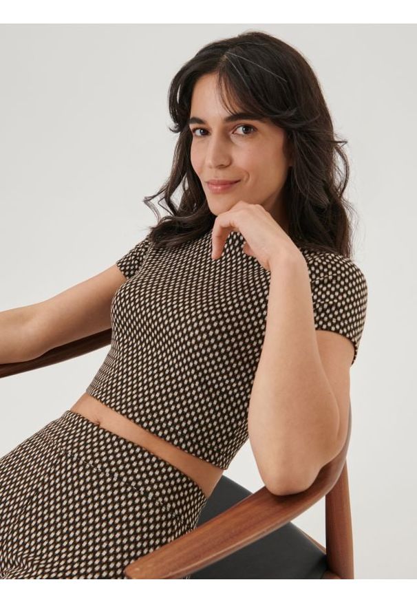 Sinsay - Crop top ze wzorem - brązowy. Kolor: brązowy. Materiał: dzianina. Styl: elegancki