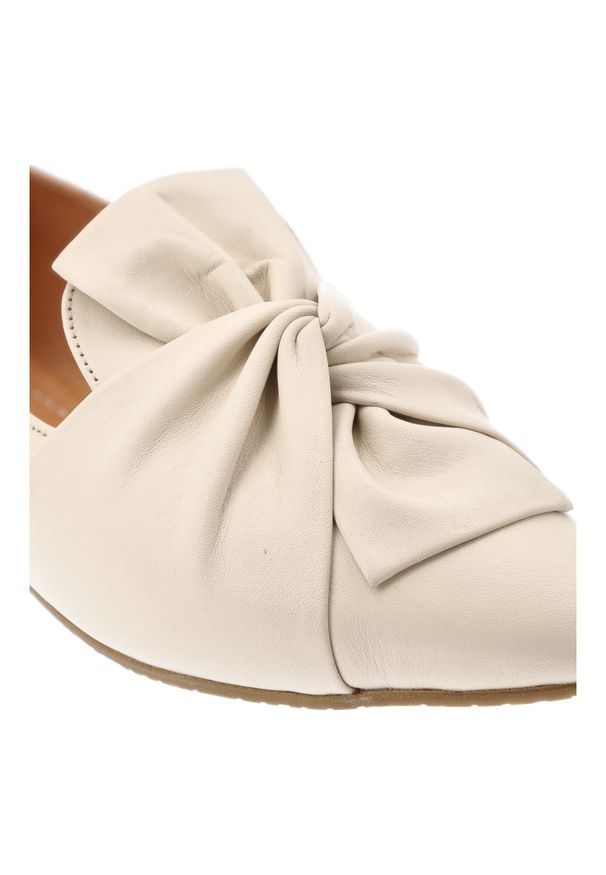 Beżowe Baleriny Ravini Eleganckie Obuwie Damskie. Okazja: na co dzień, na spacer. Kolor: beżowy. Materiał: skóra. Szerokość cholewki: normalna. Obcas: na płaskiej podeszwie. Styl: elegancki