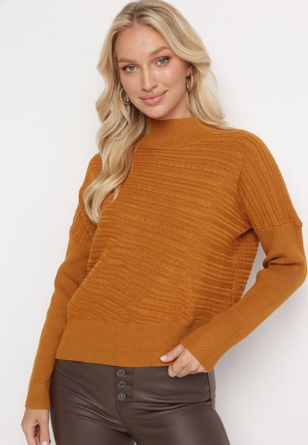 Born2be - Jasnobrązowy Sweter z Wełną o Asymetrycznym Fasonie z Tłoczeniem Sarositte. Kolor: brązowy. Materiał: wełna