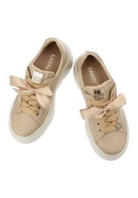 Sneakersy damskie Karino, platformowa podeszwa sznurowanie ozdobne wstążki masywna forma miękka wyściółka, beżowe, 5829/022-P. Zapięcie: sznurówki. Kolor: beżowy. Materiał: skóra, jeans. Obcas: na platformie. Styl: elegancki, sportowy, klasyczny #5