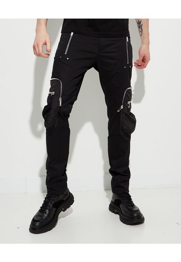 Les Hommes - LES HOMMES - Czarne spodnie cargo z dużymi kieszeniami. Kolor: czarny. Materiał: bawełna. Styl: klasyczny, elegancki