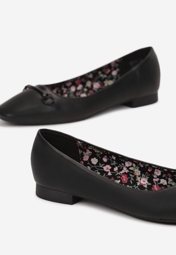 Renee - Czarne Balerinki Pyrhathe. Zapięcie: pasek. Kolor: czarny. Wzór: gładki, nadruk, aplikacja, kwiaty, ażurowy. Obcas: na obcasie. Styl: boho. Wysokość obcasa: niski